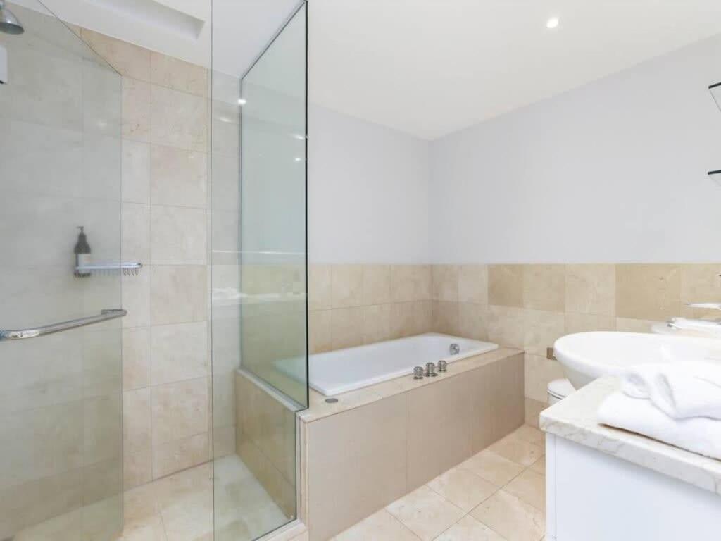 Bright One Bedroom Beauty With Balcony And Unbeatable Views Auckland Ngoại thất bức ảnh